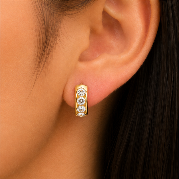 Aretes Huggie Baby con 4 Zirconias Cristal Oro Laminado 14K | Princess Magic