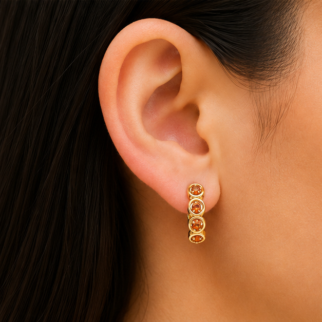 Aretes Huggie Baby con Zirconias Color Ladrillo Oro Laminado 18K | Princess Magic