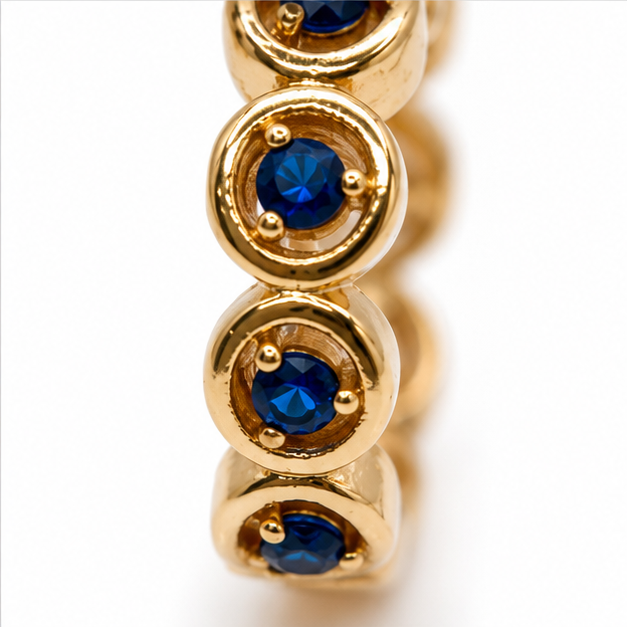 Aretes Huggie con Zirconias Azules Oro Laminado 18K | Princess Magic