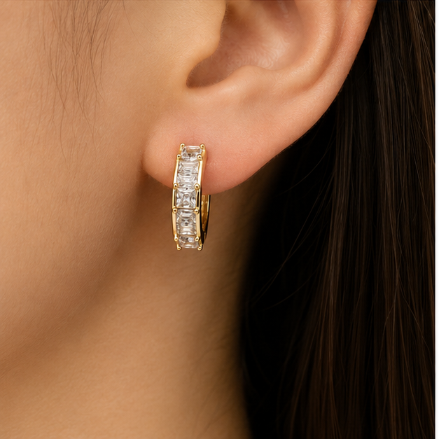 Arete Huggie con Zirconias Baguette Oro Laminado | Princess Magic