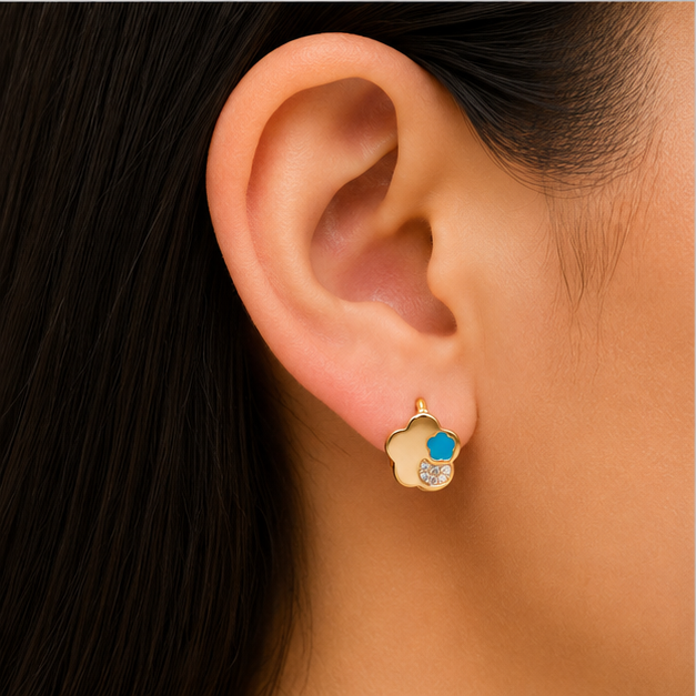 Aretes Huggie Baby Trébol con Esmalte Turquesa y Zirconias Oro Laminado 18K | Princess Magic