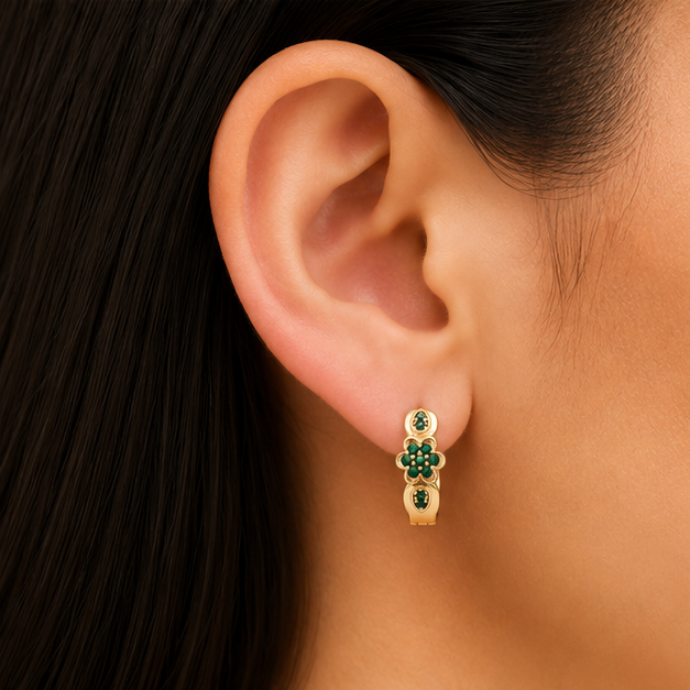 Aretes Huggie Baby Flor con Zirconias Verdes Oro Laminado 18K | Princess Magic