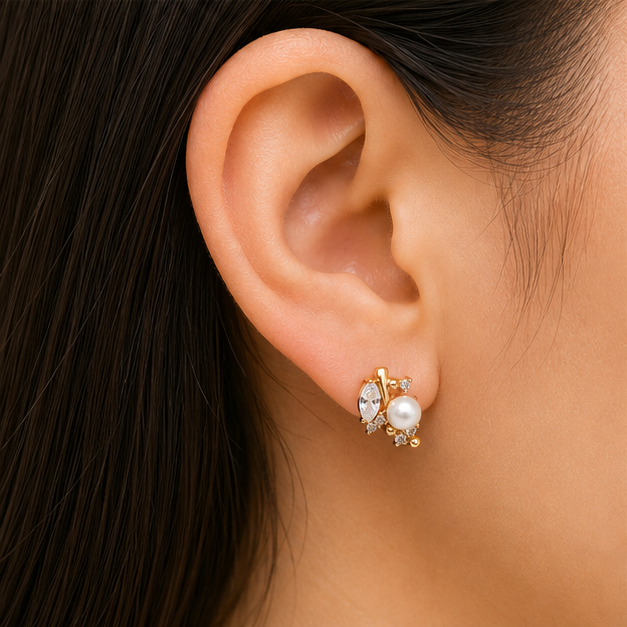 Aretes Broquel con Perla y Zirconias Oro Laminado 18K | Diseño Floral | Princess Magic