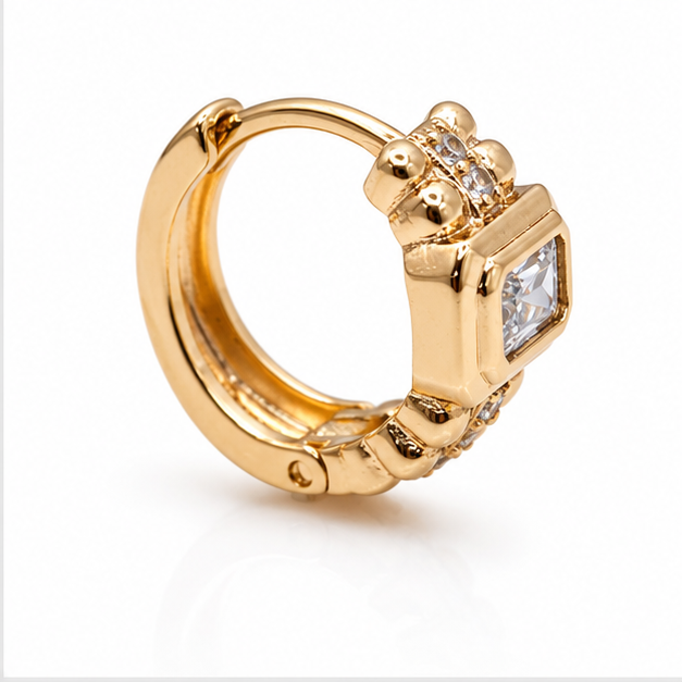 Aretes Huggie Rectangular con Zirconia Baguette Oro Laminado 18K | Princess Magic