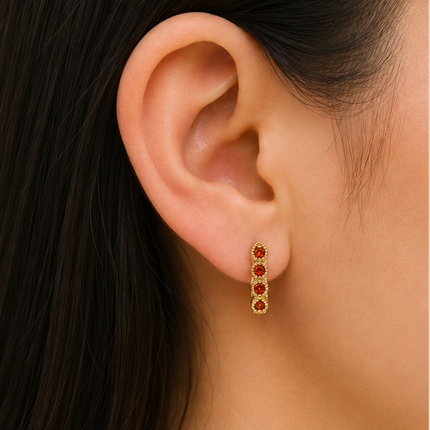 Aretes Huggie Baby con Zirconias Color Ladrillo Oro Laminado 18K | Princess Magic