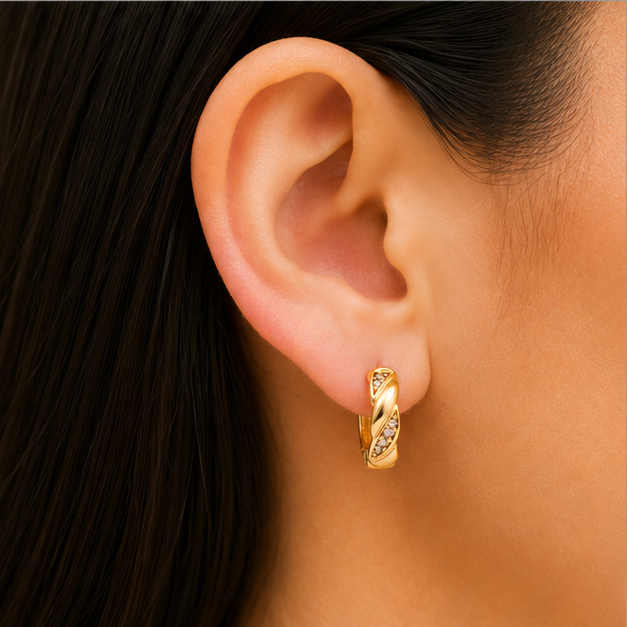 Aretes Huggie Entrelazados con Zirconias Blancas Oro Laminado 18K | Princess Magic