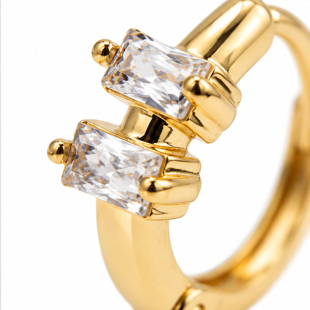 Arete Huggie con Zirconias Baguette Oro Laminado | Princess Magic