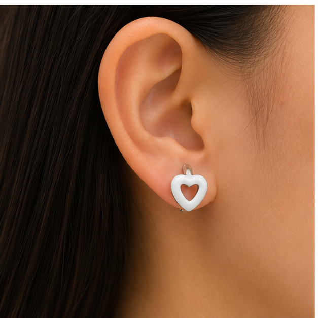 🤍 Arete Huggie Baby Corazón Blanco Oro Laminado en Rodio | PrincessMagic