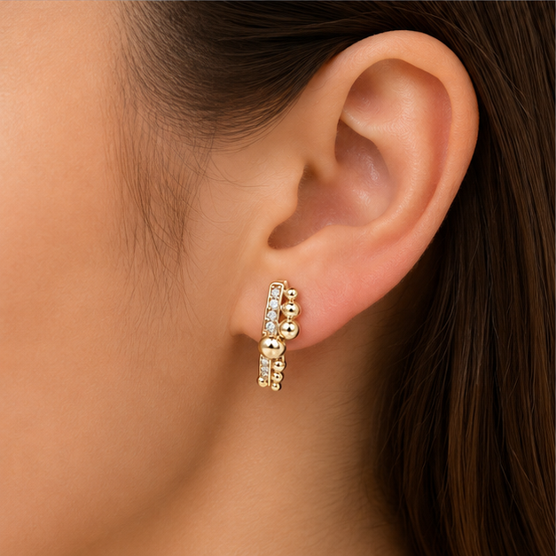Aretes Huggie con Esferas y Zirconias Oro Laminado 18K | Princess Magic