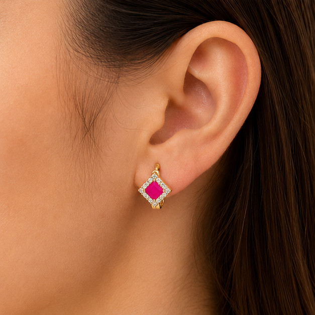 Aretes Huggie Cuadrados Rosa Neon con Zirconias Oro Laminado 18K | Princess Magic