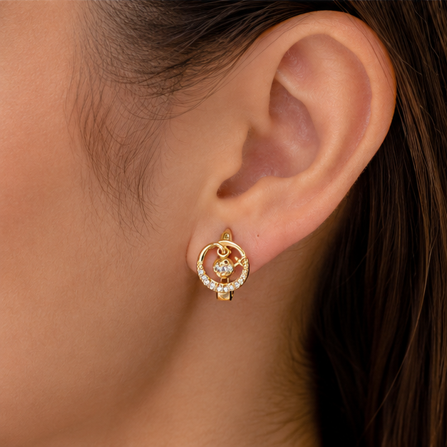 Aretes Huggie Corazón Colgante con Zirconias Oro Laminado 18K | Princess Magic