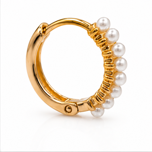 Aretes Huggie con Perlas Blancas Oro Laminado 18K | Princess Magic