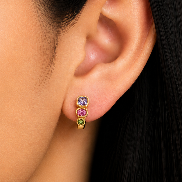 Arete Baby Triple Zirconia Geométrica Oro Laminado 18K | Princess Magic