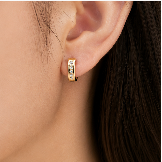 Aretes Huggie Oro Laminado 18K con Zirconias Tornasol | Princess Magic