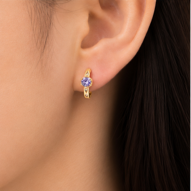 Aretes Huggie con Zirconia Lavanda Oro Laminado 18K | Princess Magic