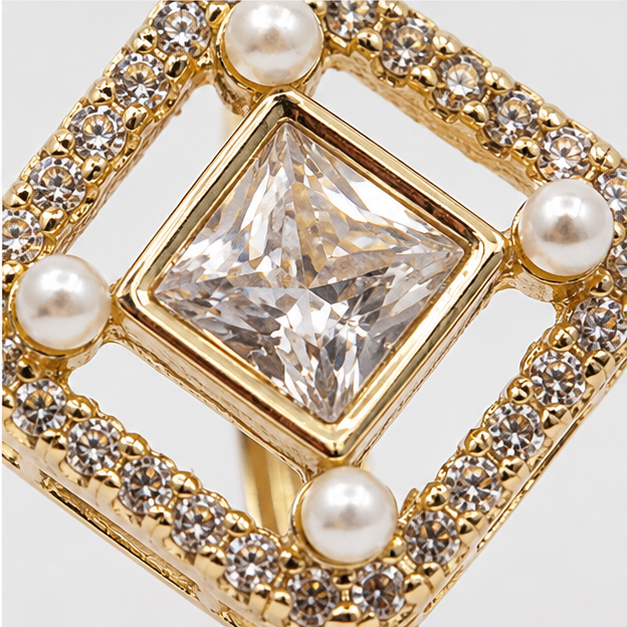 Arete Huggie Cuadrado con Zirconias y Perlas Oro Laminado | Princess Magic