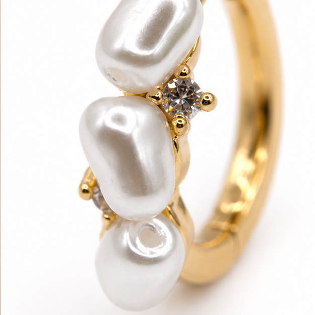 Aretes Huggie con Perlas Barrocas y Zirconia Oro Laminado 18K | Princess Magic