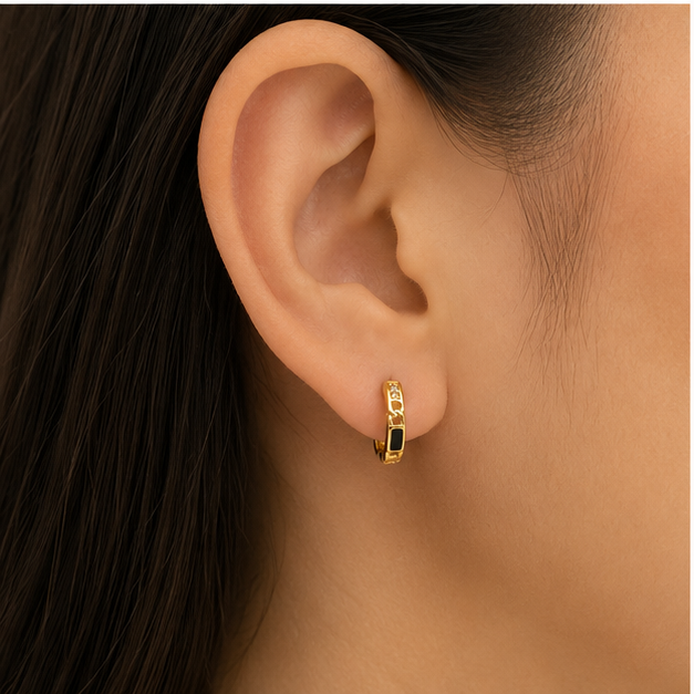 ✨ Arete Huggie Baby Oro Laminado 18K con Esmalte Negro Minimalista 💛 | PrincessMagic