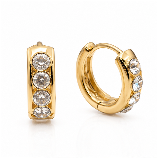 Aretes Huggie Baby con 4 Zirconias Cristal Oro Laminado 14K | Princess Magic
