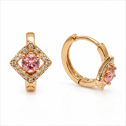 Aretes Huggie Baby Cuadro Rosa Zirconia Oro Laminado 18K | Princess Magic