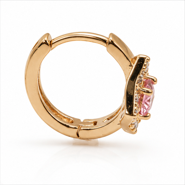 Aretes Huggie Baby Cuadro Rosa Zirconia Oro Laminado 18K | Princess Magic
