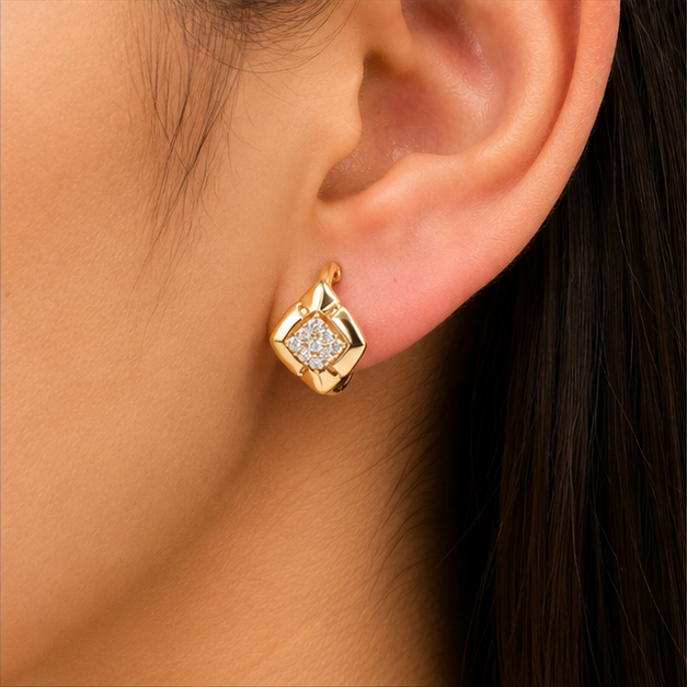 Aretes Huggie Corazón con Zirconias Oro Laminado 18K | Princess Magic