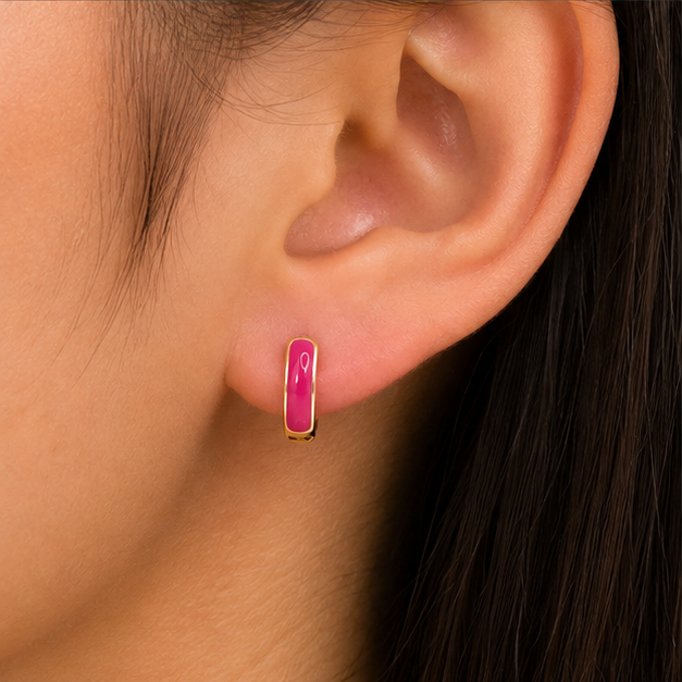 Aretes Huggie Baby Rosa Fucsia Esmaltados Oro Laminado 18K | Princess Magic