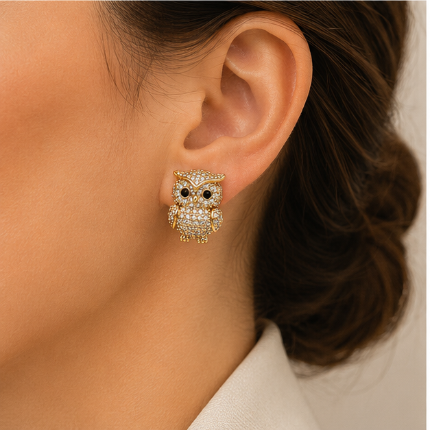 Aretes Broquel Oro Laminado Búho Imperial con Zirconias | Princess Magic