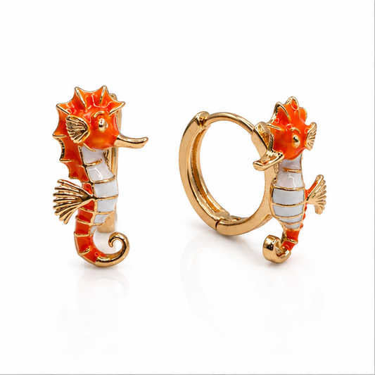 Aretes Huggie Caballito de Mar Naranja Oro Laminado 18K | Princess Magic