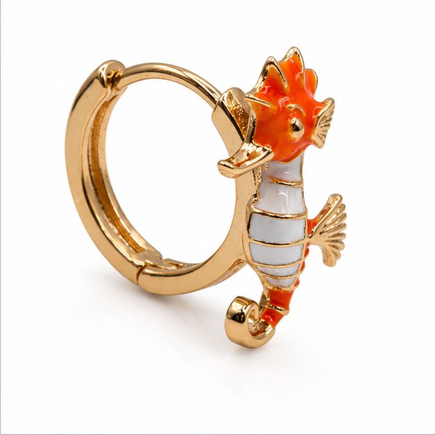 Aretes Huggie Caballito de Mar Naranja Oro Laminado 18K | Princess Magic