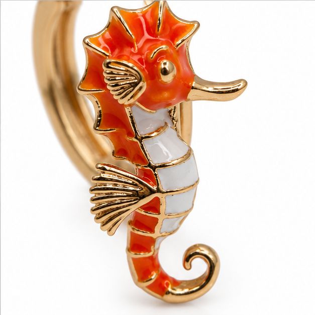 Aretes Huggie Caballito de Mar Naranja Oro Laminado 18K | Princess Magic