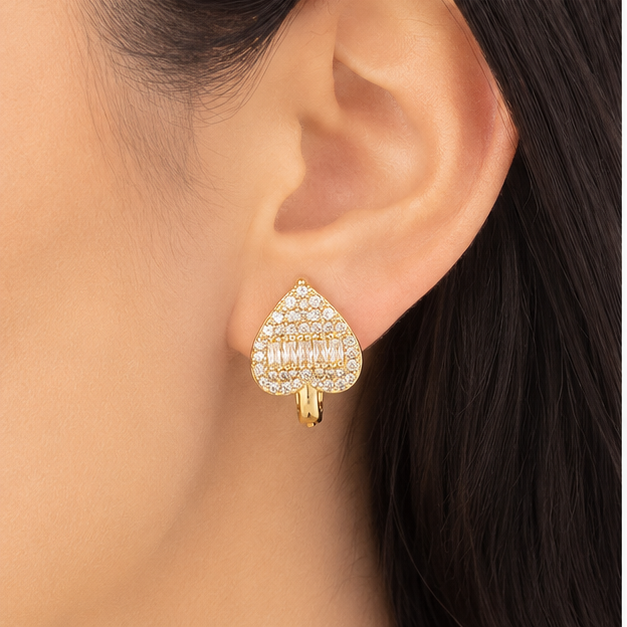 Aretes Huggie Oro Laminado As de Corazones con Zirconias | Princess Magic