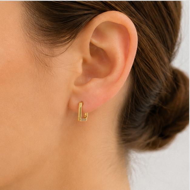 Arete Geométrico V con Zirconia Oro Laminado 18K | Princess Magic