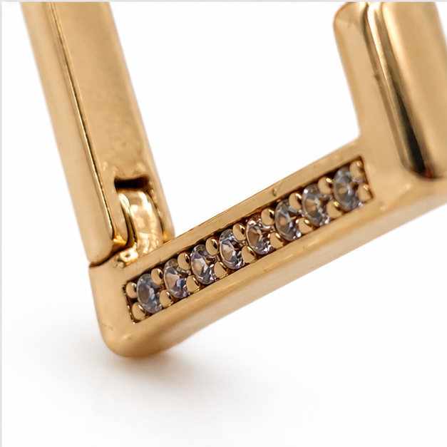 Arete Geométrico V con Zirconia Oro Laminado 18K | Princess Magic