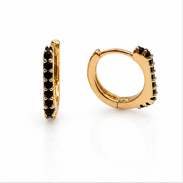 Huggie Baby Negro con Zirconias Oro Laminado 18K | Princess Magic