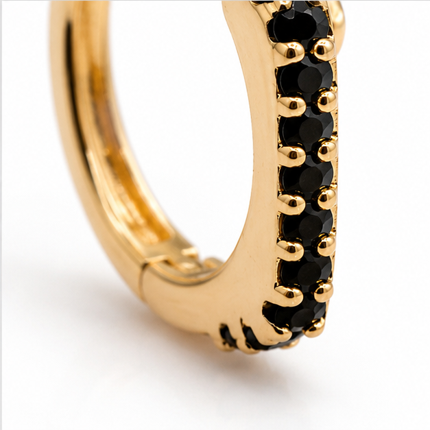 Huggie Baby Negro con Zirconias Oro Laminado 18K | Princess Magic