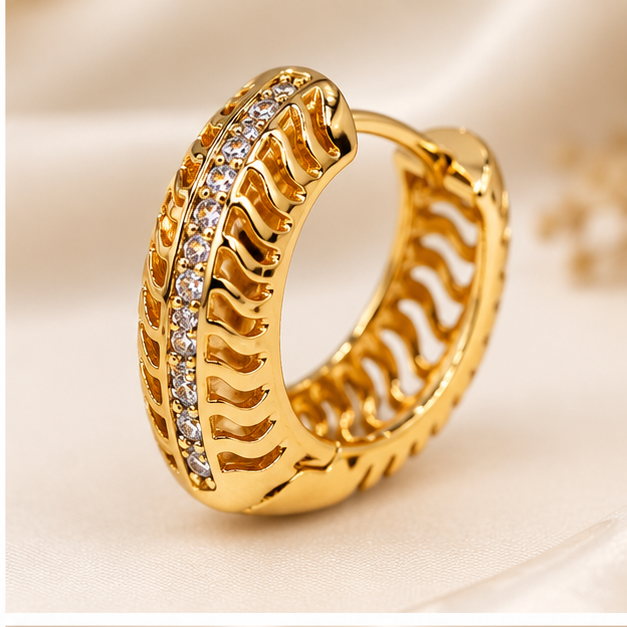 Aretes Huggie Oro Laminado Espiga Radiante con Zirconias | Princess Magic