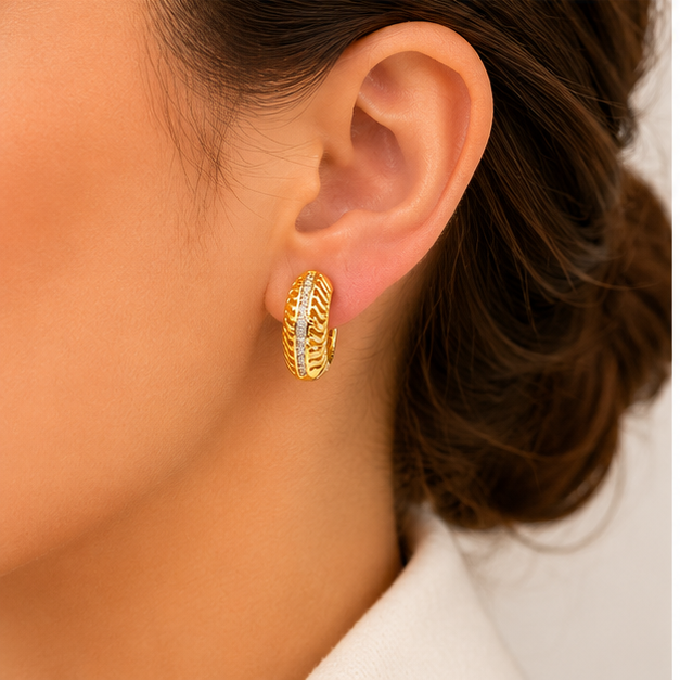 Aretes Huggie Oro Laminado Espiga Radiante con Zirconias | Princess Magic
