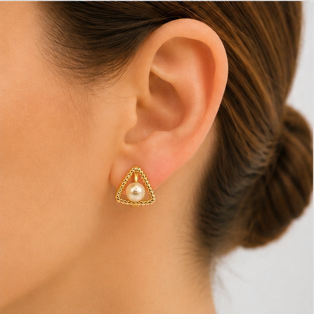 Aretes Huggie Triángulo con Perla Oro Laminado 18K | Princess Magic