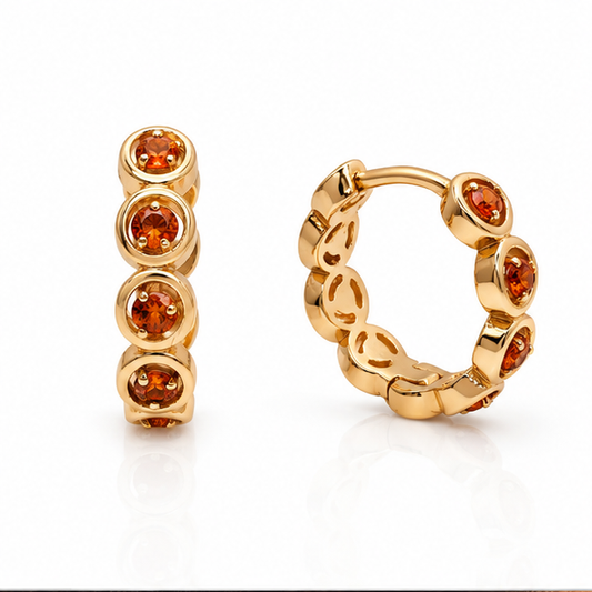 Aretes Huggie Baby con Zirconias Color Ladrillo Oro Laminado 18K | Princess Magic