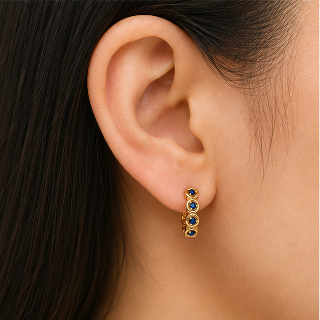 Aretes Huggie con Zirconias Azules Oro Laminado 18K | Princess Magic