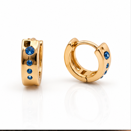 Aretes Huggie Baby con Zirconias Azul Cielo Oro Laminado 18K | Princess Magic