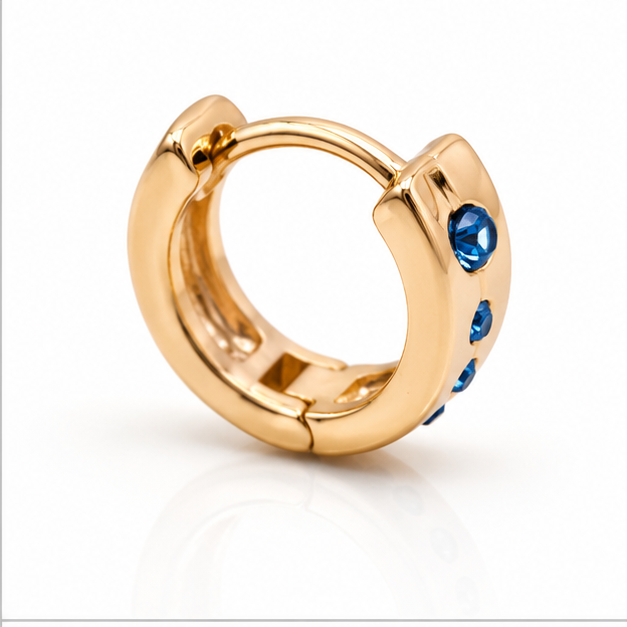 Aretes Huggie Baby con Zirconias Azul Cielo Oro Laminado 18K | Princess Magic
