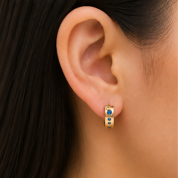 Aretes Huggie Baby con Zirconias Azul Cielo Oro Laminado 18K | Princess Magic