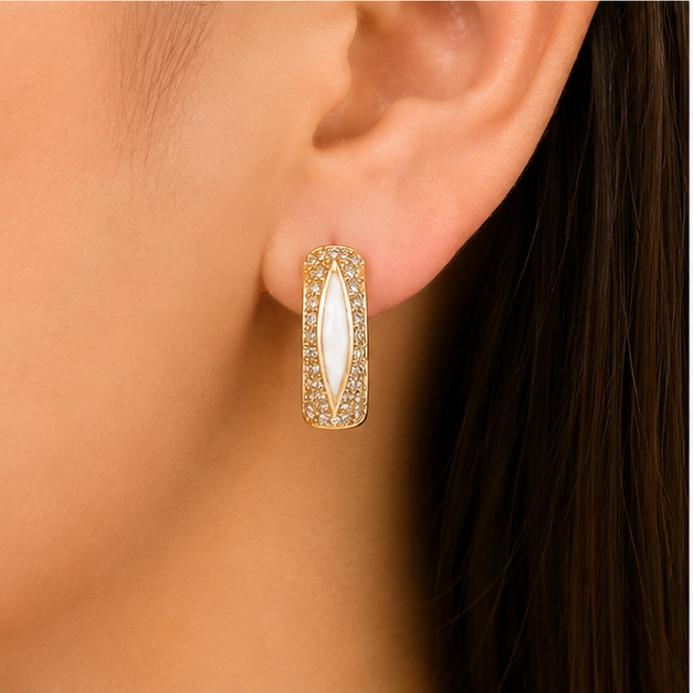 Arete Huggie con Zirconias y Esmalte Oro Laminado | Princess Magic