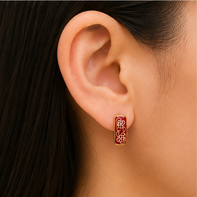 Aretes Huggie Baby Esmaltados Color Vino Oro Laminado 18K | Princess Magic