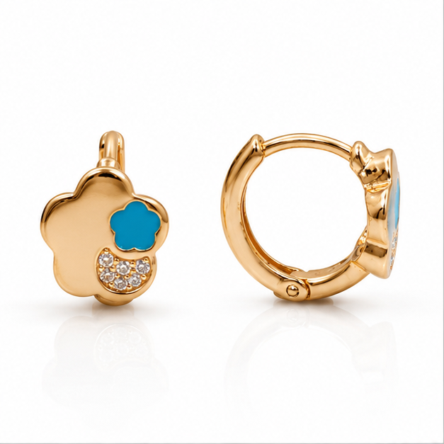 Aretes Huggie Baby Trébol con Esmalte Turquesa y Zirconias Oro Laminado 18K | Princess Magic