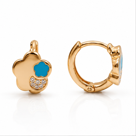 Aretes Huggie Baby Trébol con Esmalte Turquesa y Zirconias Oro Laminado 18K | Princess Magic