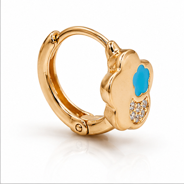 Aretes Huggie Baby Trébol con Esmalte Turquesa y Zirconias Oro Laminado 18K | Princess Magic