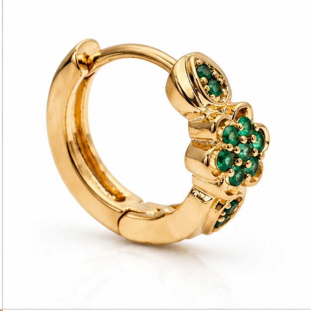 Aretes Huggie Baby Flor con Zirconias Verdes Oro Laminado 18K | Princess Magic